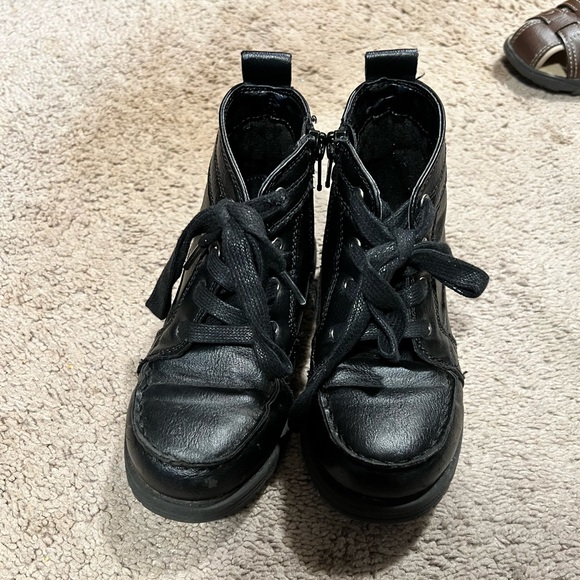 Children’s place boots size 11 boys - Picture 2 of 3